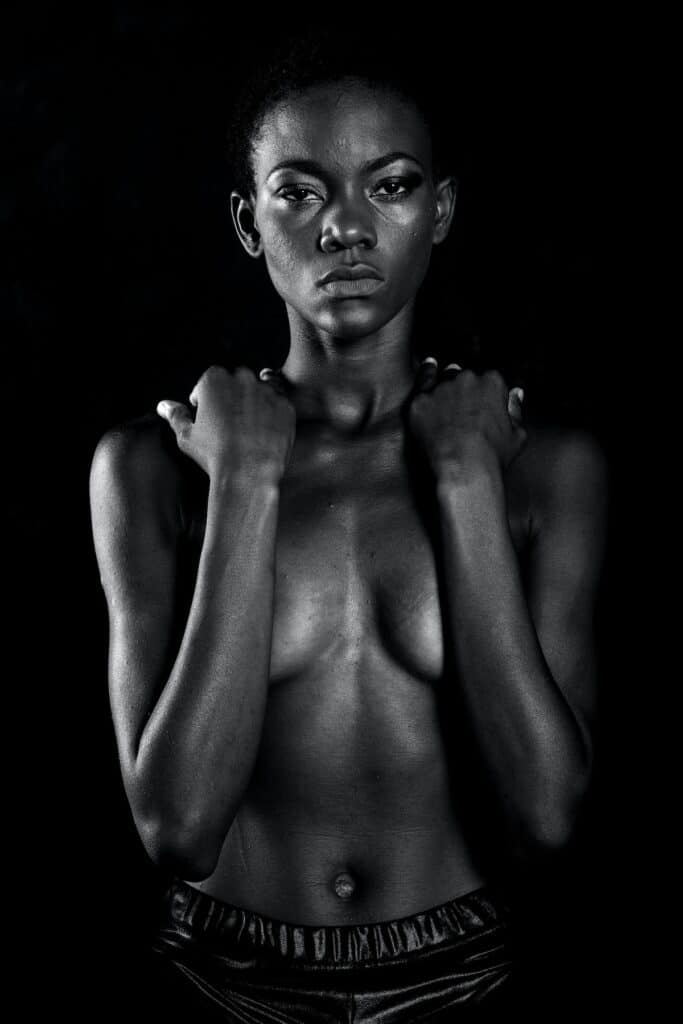 Nackte Brüste ohne BH ziehen mehr Aufmerksamkeit auf sich.  topless woman with black background